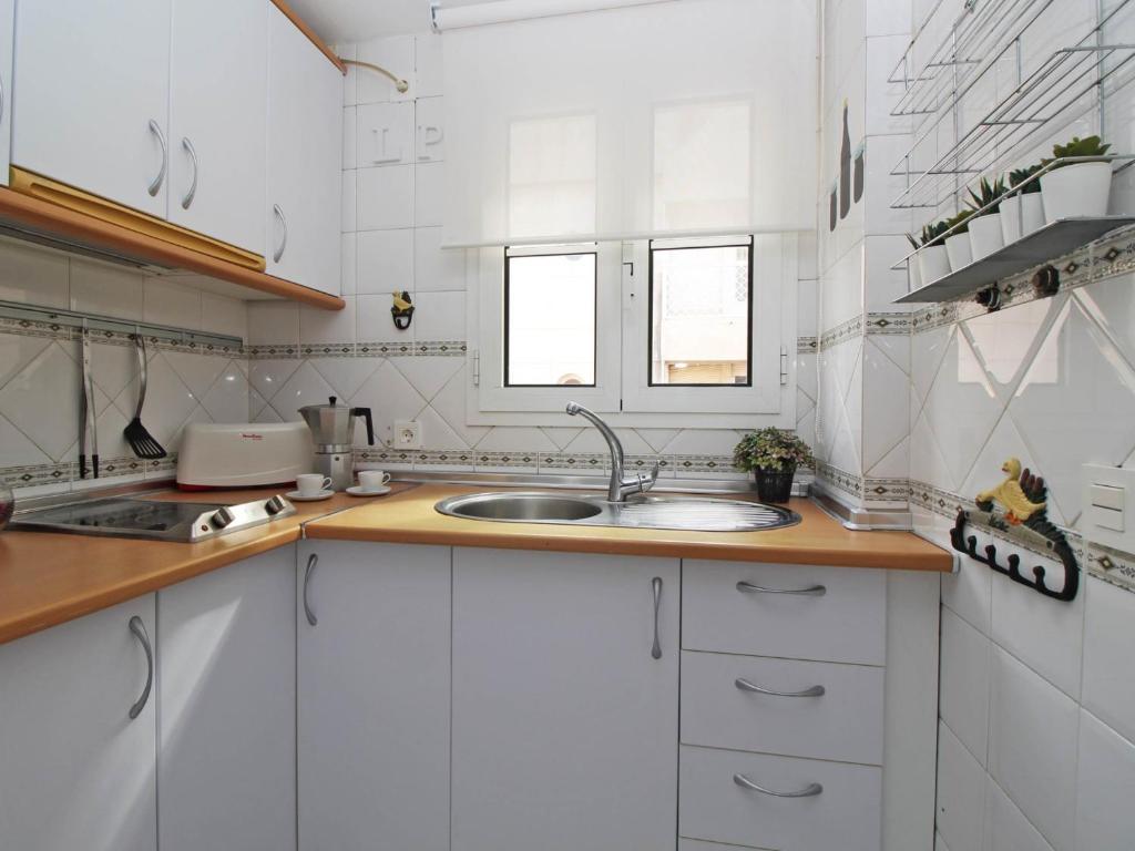 A kitchen or kitchenette at Del parque flats malagueta beach