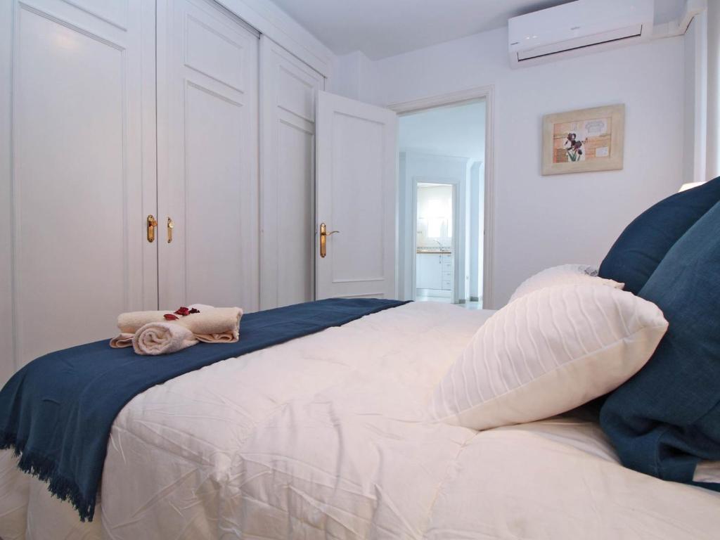 A bed or beds in a room at Del parque flats malagueta beach