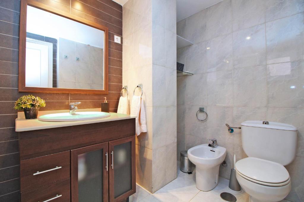 A bathroom at Del parque flats malagueta beach