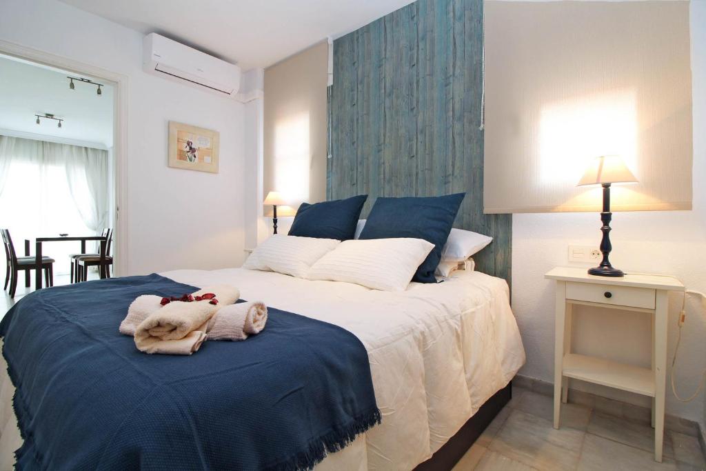 A bed or beds in a room at Del parque flats malagueta beach