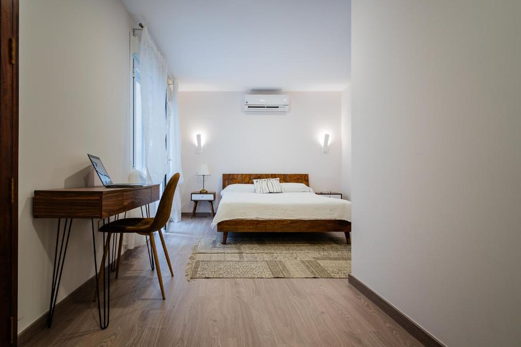 Exclusive quietness in the heart of Madrid with Public Parking, Breakfast, 2 bathrooms - Apartment With Balcony