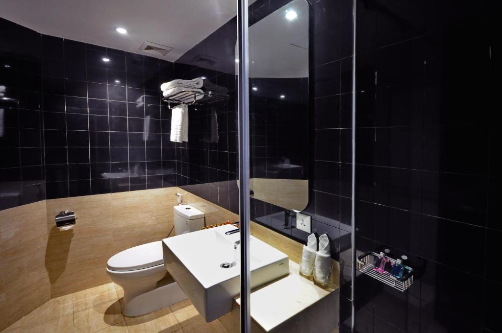 Phòng Deluxe Giường Đôi Có Ban Công
