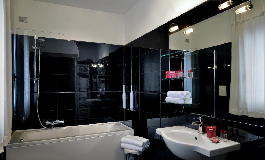 Koupelna v ubytování Hotel Carlton