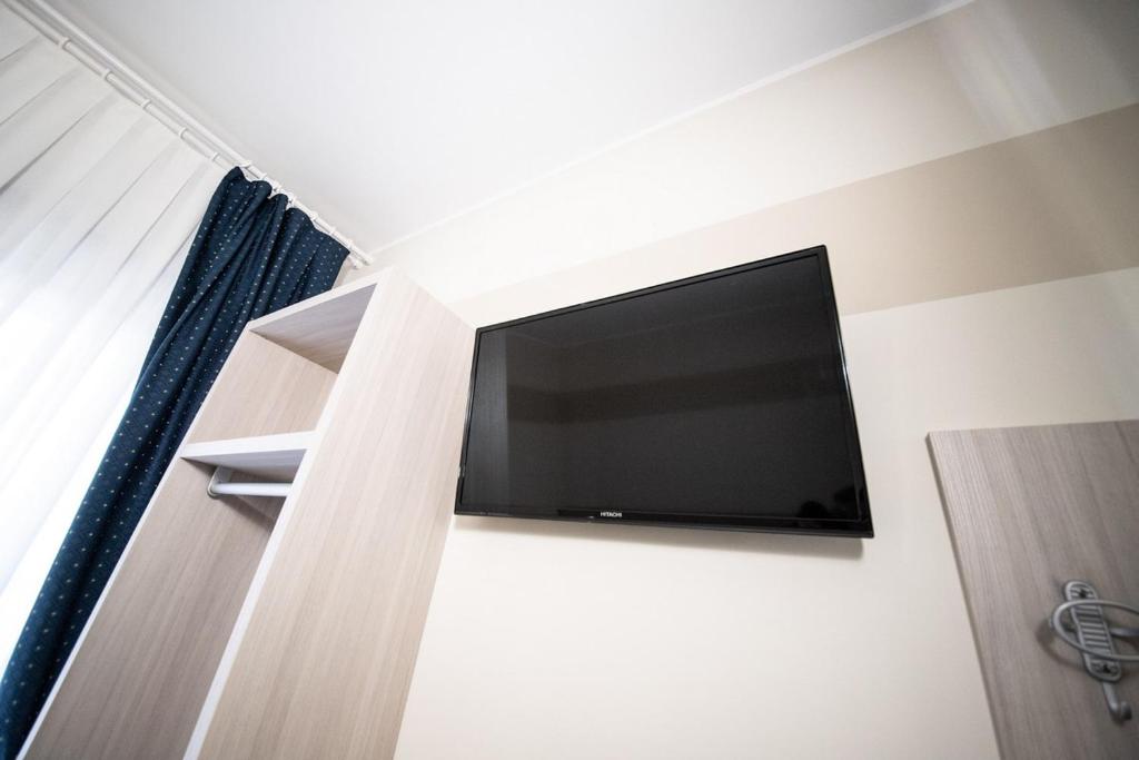 TV a/nebo společenská místnost v ubytování HOME HOTEL