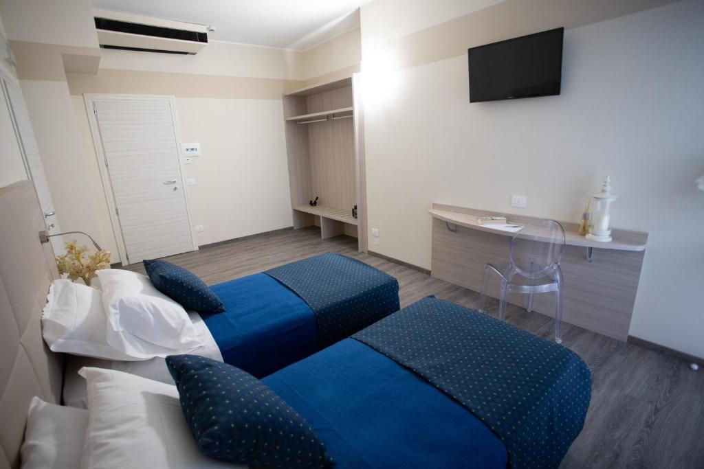 TV a/nebo společenská místnost v ubytování HOME HOTEL