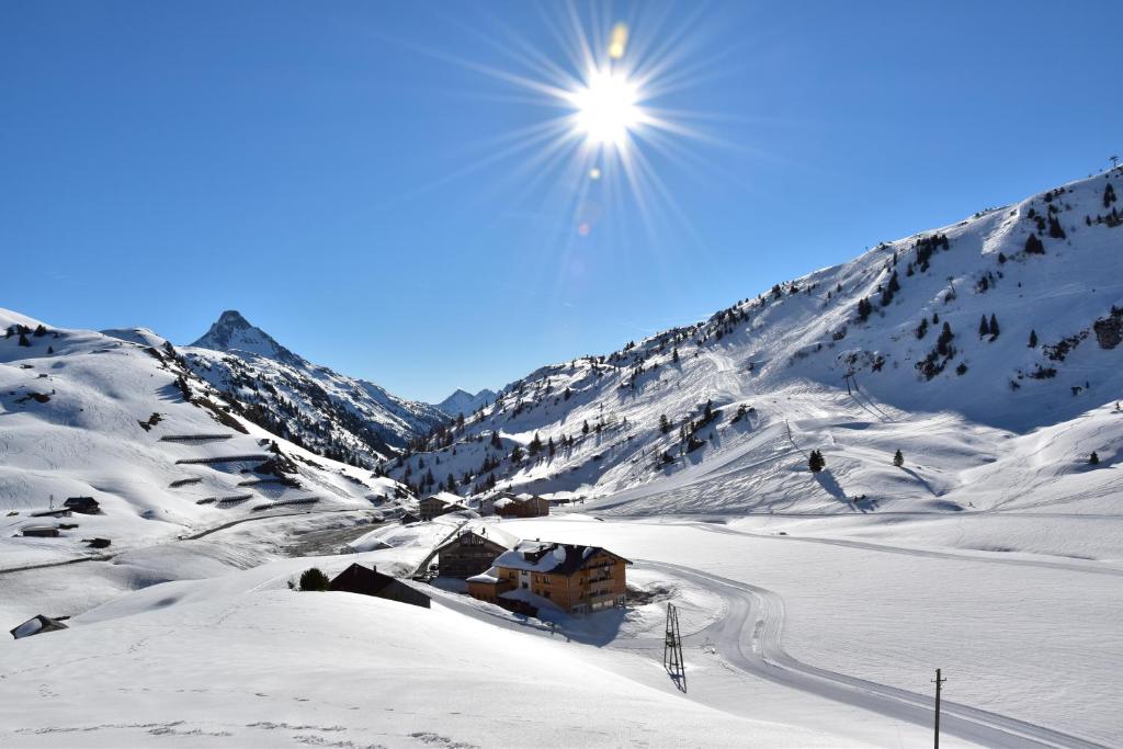 dom w śniegu na śnieżnej górze w obiekcie apart-wolf-arlberg w mieście Warth am Arlberg