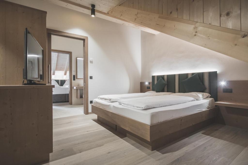 Postel nebo postele na pokoji v ubytování Hotel Alpenhof