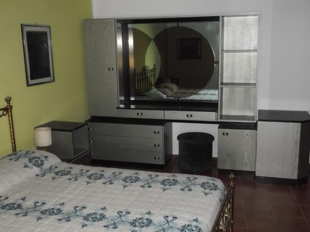 een slaapkamer met een bed en een grote spiegel bij Solimarina in Alghero