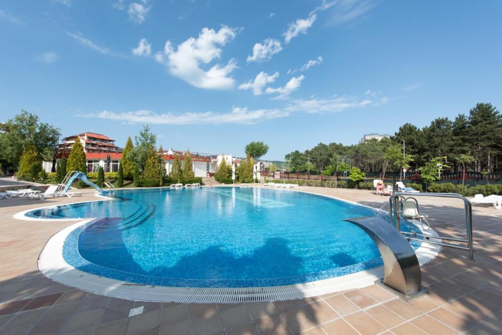 una gran piscina de agua azul en un complejo en GT Green Fort Beach Apartments, en Sunny Beach