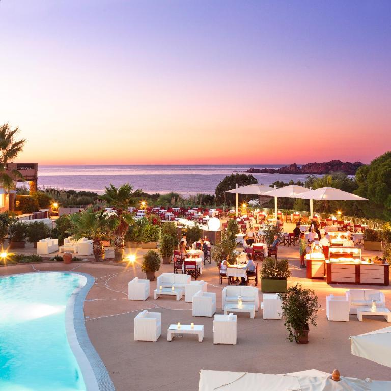 Bazén v ubytování Hotel Marinedda Thalasso & Spa nebo v jeho okolí