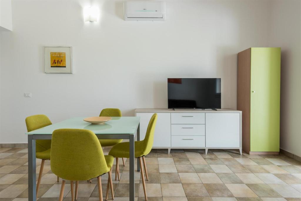 Televízia a/alebo spoločenská miestnosť v ubytovaní Dimora Villa Ada