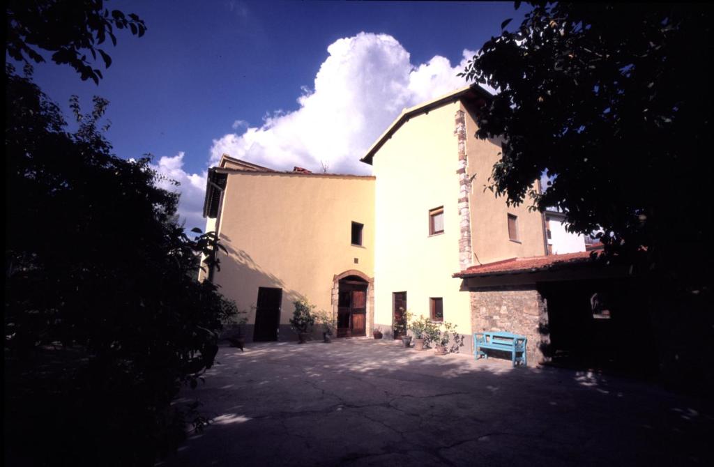 a large white building with a bench in front of it at B&B Eridu in Fiesole