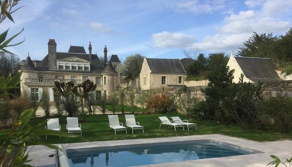 una casa con piscina frente a una casa en Domaine Plessis Gallu - vacation cottage rental, en Azay-le-Rideau