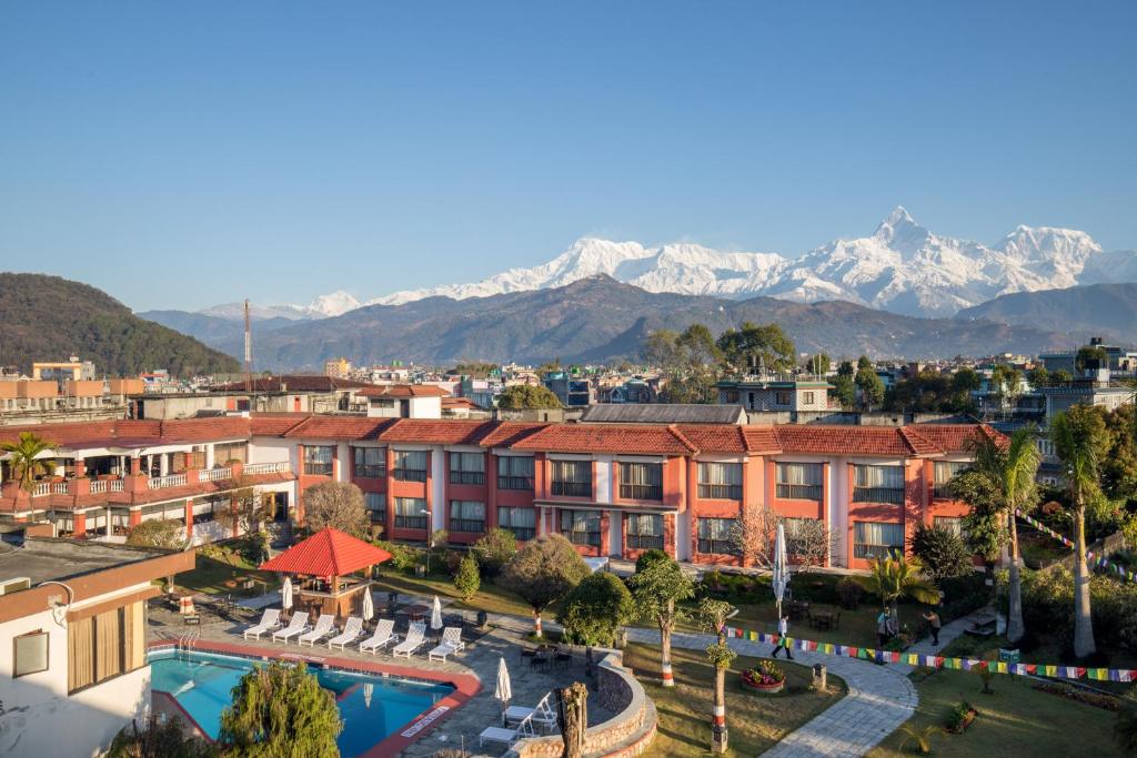 una vista aérea de un complejo con montañas en el fondo en Hotel Pokhara Grande, en Pokhara