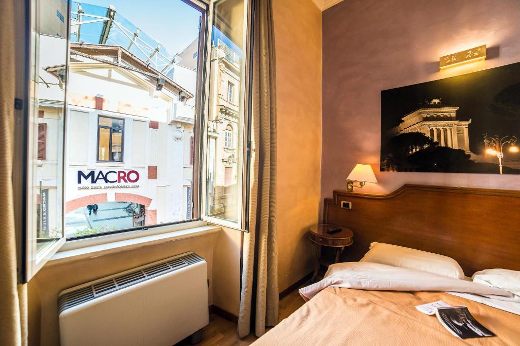 1 dormitorio con cama y ventana grande en Hotel Kent, en Roma