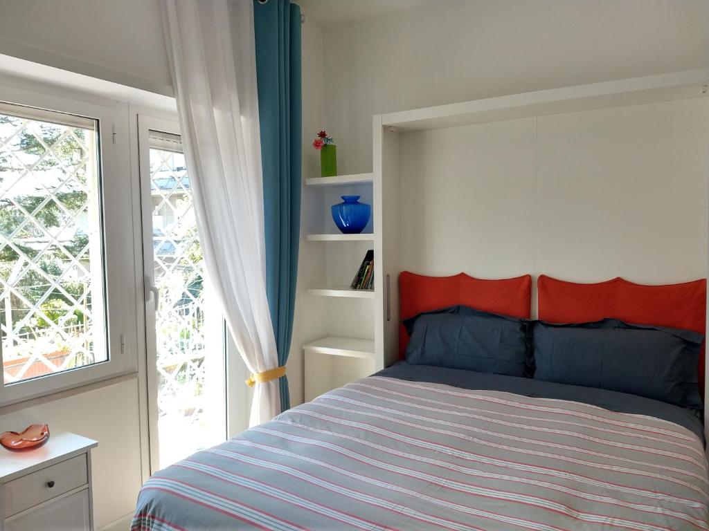 een slaapkamer met een bed en een raam bij Ripesbb Bnb In Rome in Rome