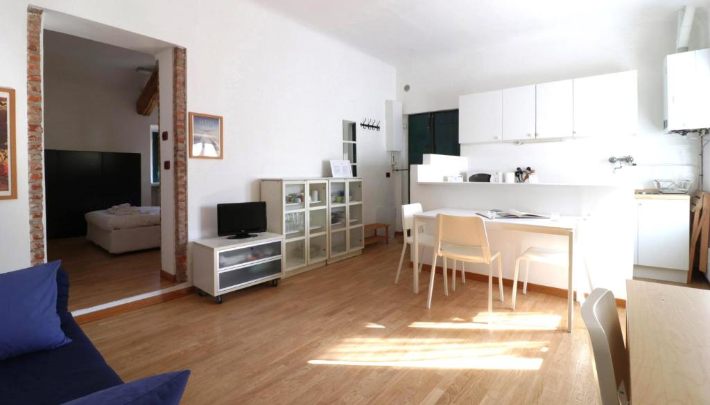 Telewizja i/lub zestaw kina domowego w obiekcie Italianway - Bligny 64