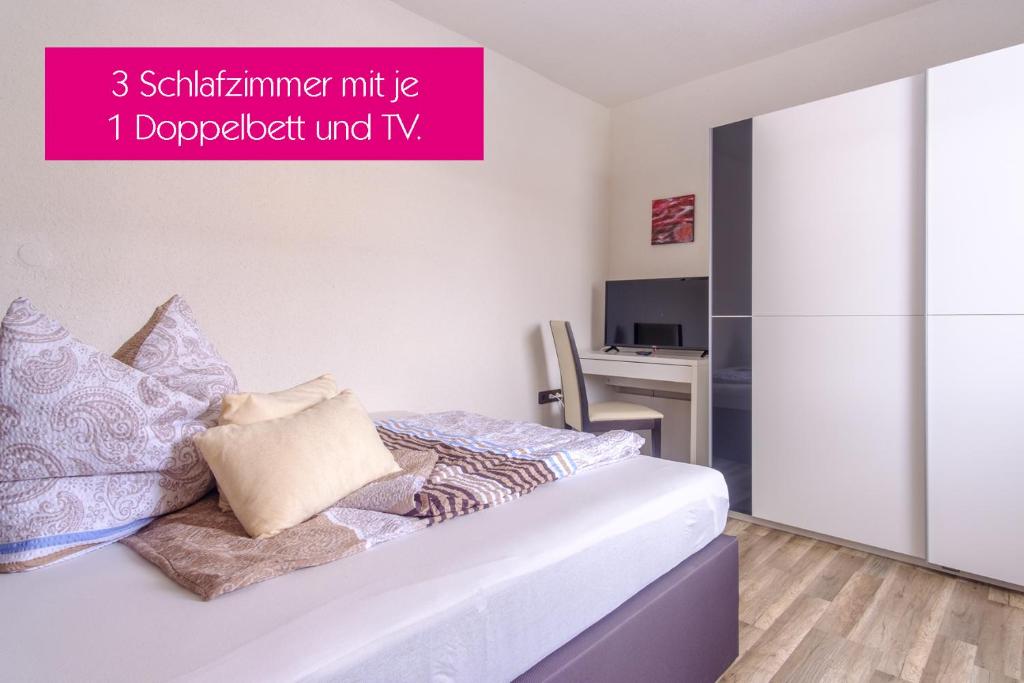 Postel nebo postele na pokoji v ubytování Ferienwohnung Agerblick 3 Zimmer mit Küche, 83m2