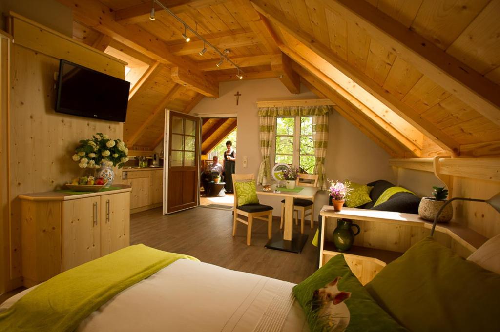 Duży pokój z łóżkiem i kuchnią w obiekcie Bauer & Wirt Langthaler w mieście Emmersdorf an der Donau