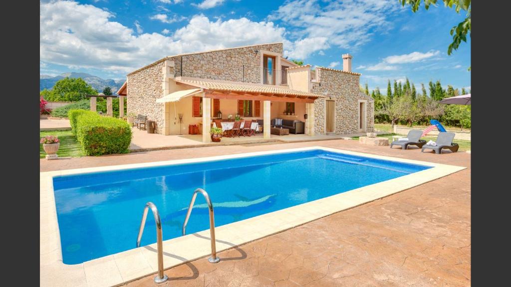 Villa con piscina frente a una casa en Finca Miralles, en Búger