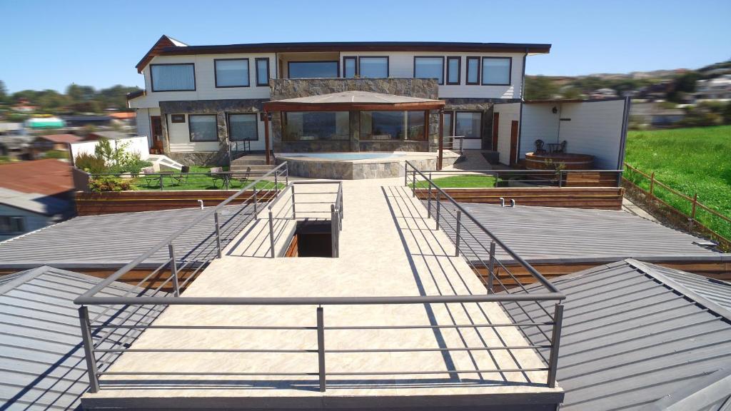 una casa con una escalera que conduce a un patio trasero en Dein Haus Hotel y Departamentos, en Puerto Varas