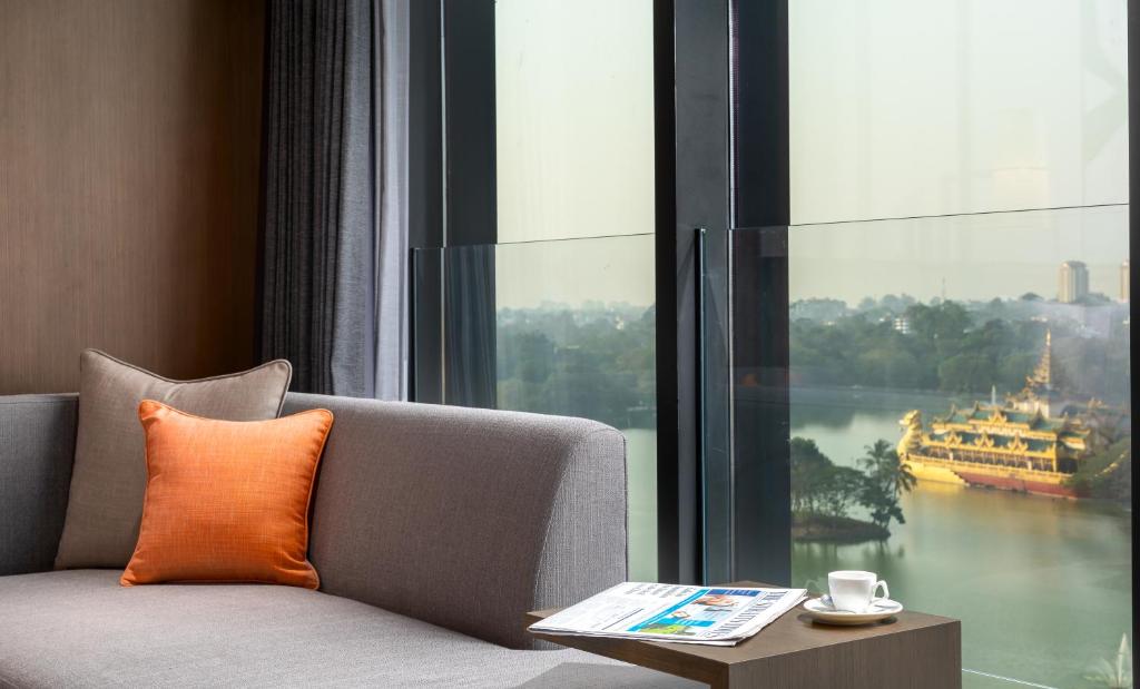 Výhled na řeku, která protéká v blízkosti hotelu