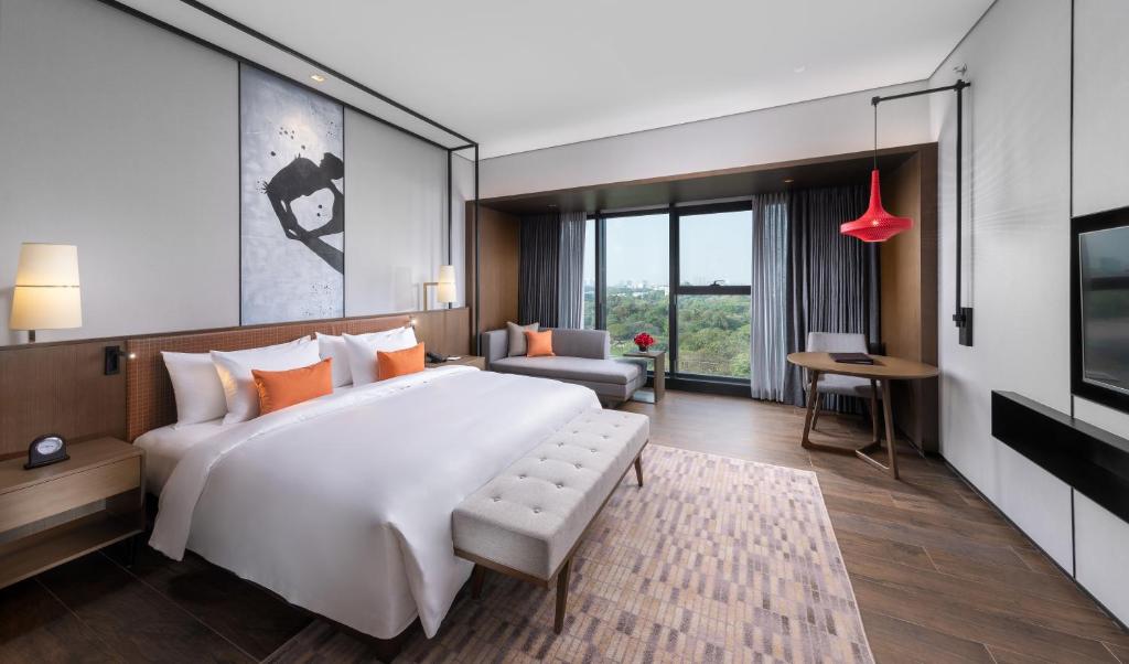 Postel nebo postele na pokoji v ubytování Wyndham Grand Yangon