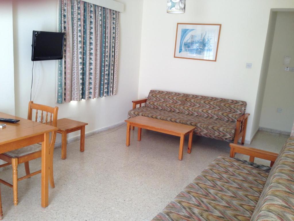 TV a/nebo společenská místnost v ubytování Constantaras Apartments