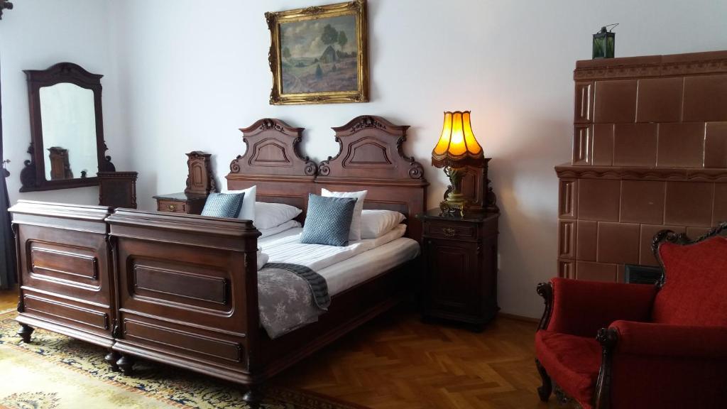 Un dormitorio con una gran cama de madera con almohadas azules en Casa Szabo, en Sighişoara