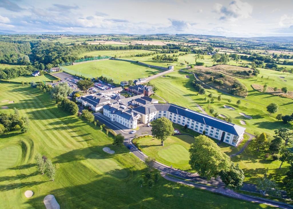 widok z góry na duży budynek na polu golfowym w obiekcie Roe Park Resort w mieście Limavady