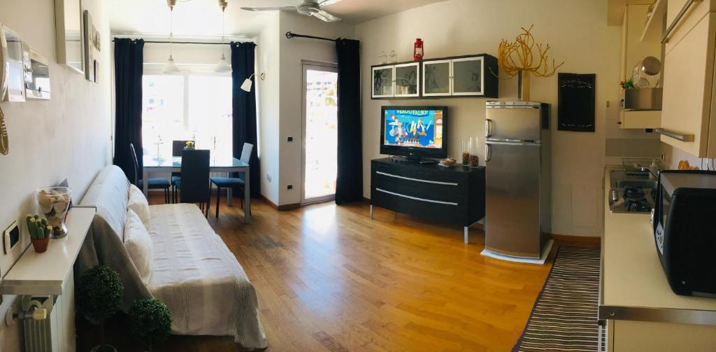 Televízia a/alebo spoločenská miestnosť v ubytovaní Ledonia Apartment