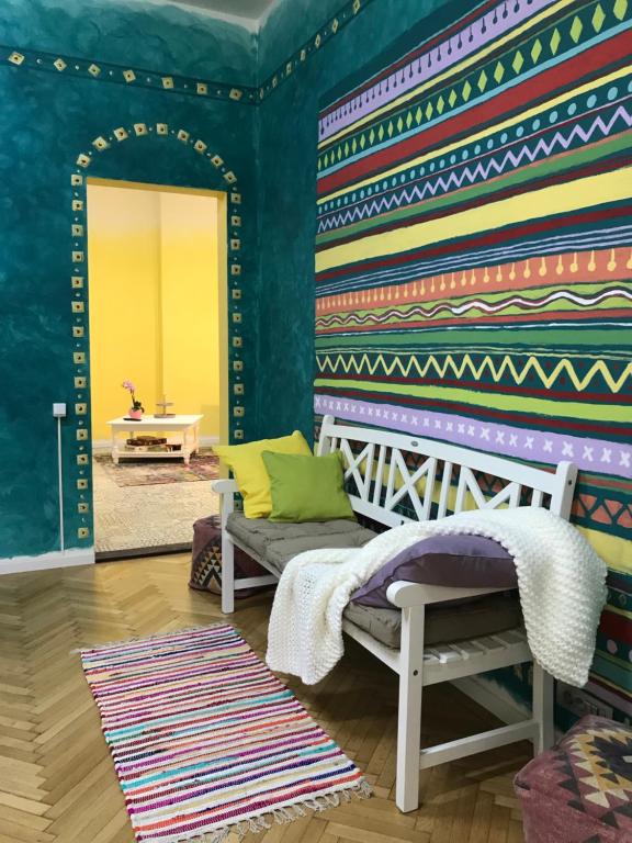 una camera con pareti colorate e specchio di Downtown Vibes Belle Vue Apartments a Timişoara