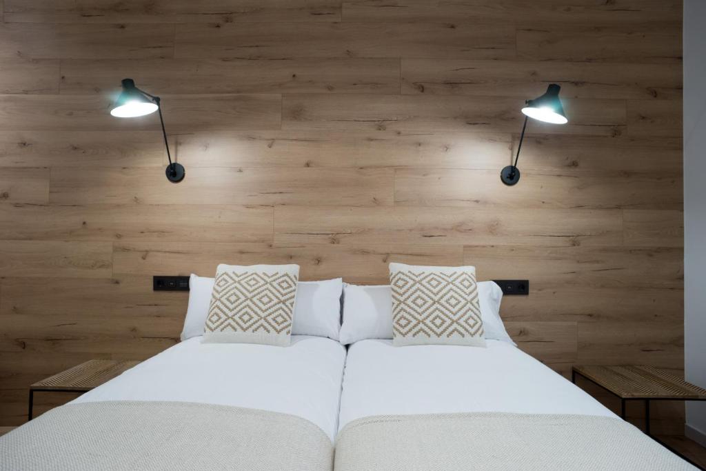 Postel nebo postele na pokoji v ubytování Cantabric Plaza / Iberorent Apartments
