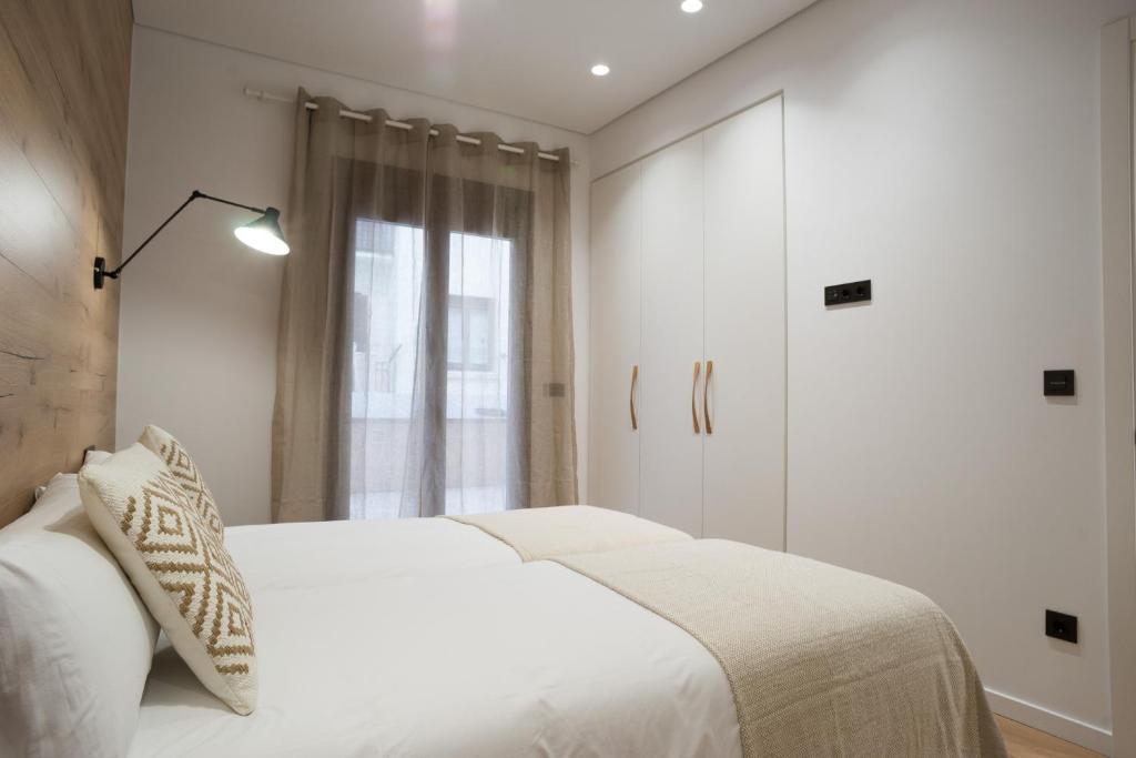 Postel nebo postele na pokoji v ubytování Cantabric Plaza / Iberorent Apartments