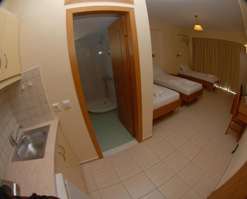 Postel nebo postele na pokoji v ubytování Nikos Hotel and Apartments