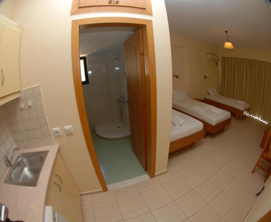 Postel nebo postele na pokoji v ubytování Nikos Hotel and Apartments