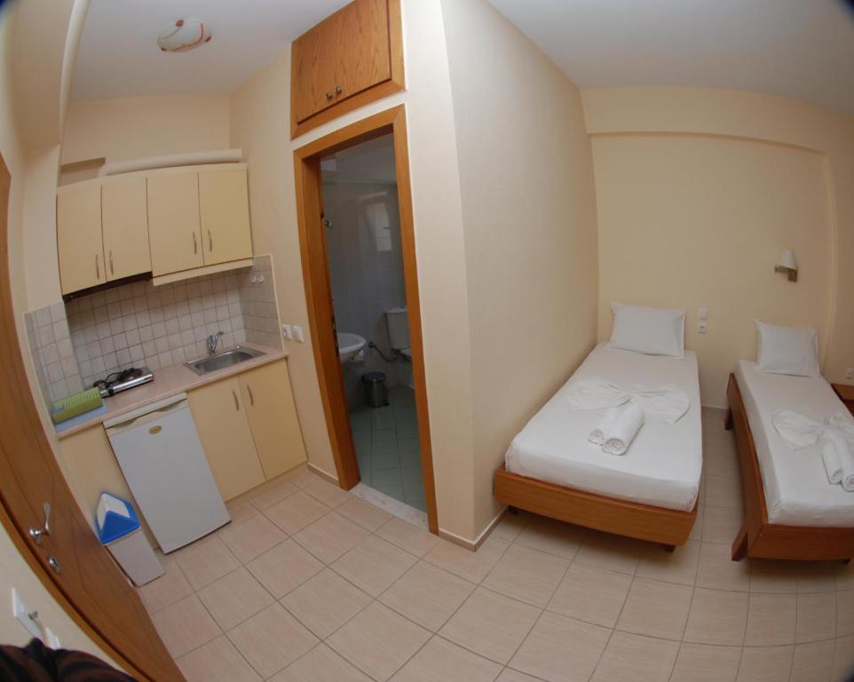 Postel nebo postele na pokoji v ubytování Nikos Hotel and Apartments