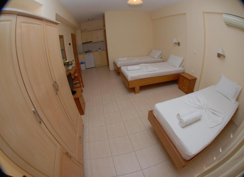 Postel nebo postele na pokoji v ubytování Nikos Hotel and Apartments