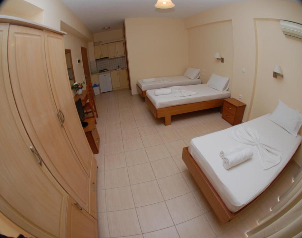 Postel nebo postele na pokoji v ubytování Nikos Hotel and Apartments