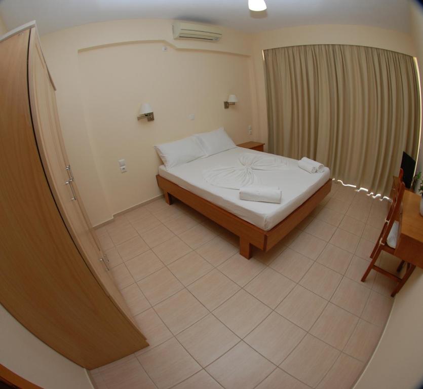Postel nebo postele na pokoji v ubytování Nikos Hotel and Apartments