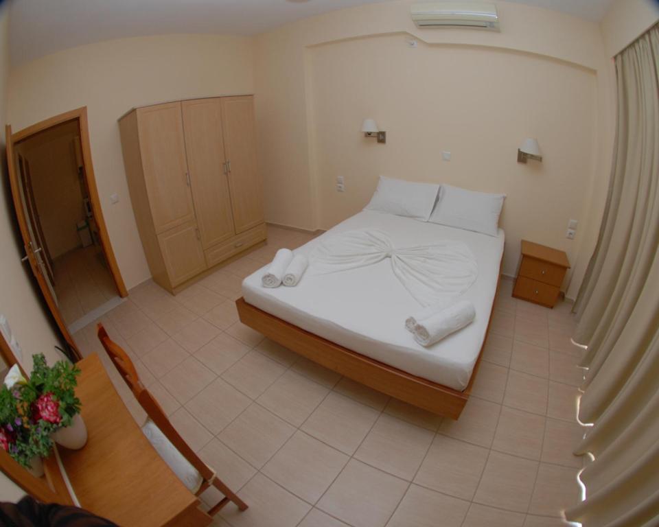 Postel nebo postele na pokoji v ubytování Nikos Hotel and Apartments