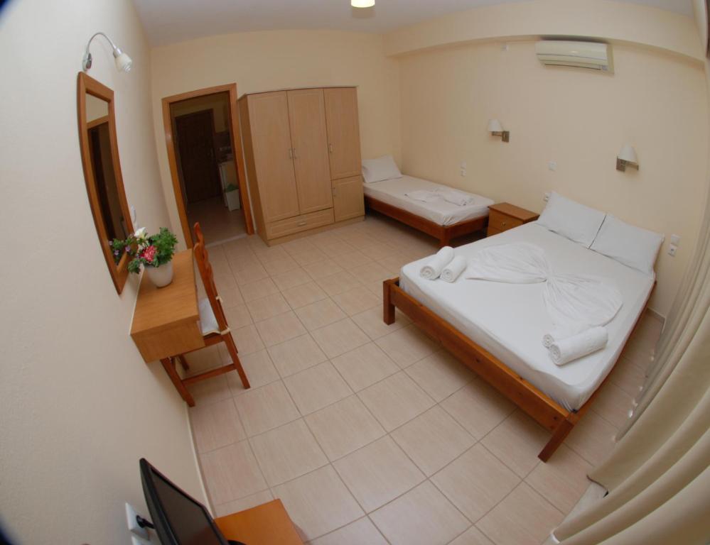 Postel nebo postele na pokoji v ubytování Nikos Hotel and Apartments