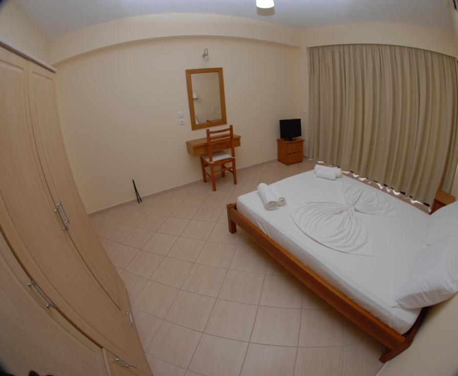 Postel nebo postele na pokoji v ubytování Nikos Hotel and Apartments