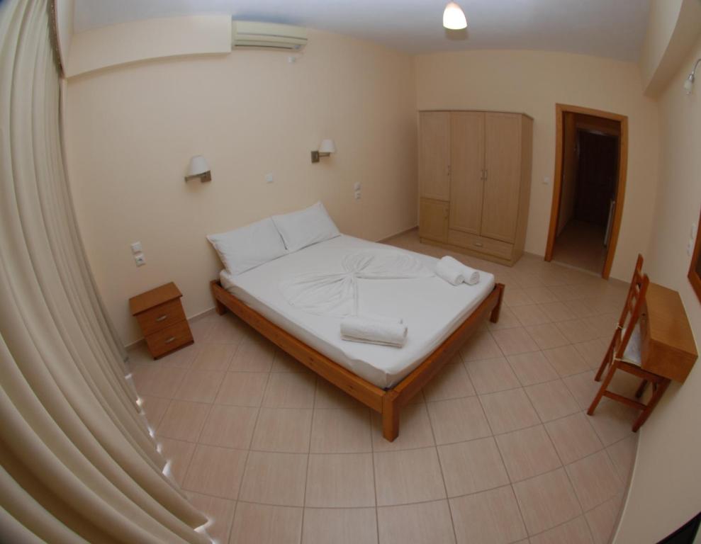 Postel nebo postele na pokoji v ubytování Nikos Hotel and Apartments