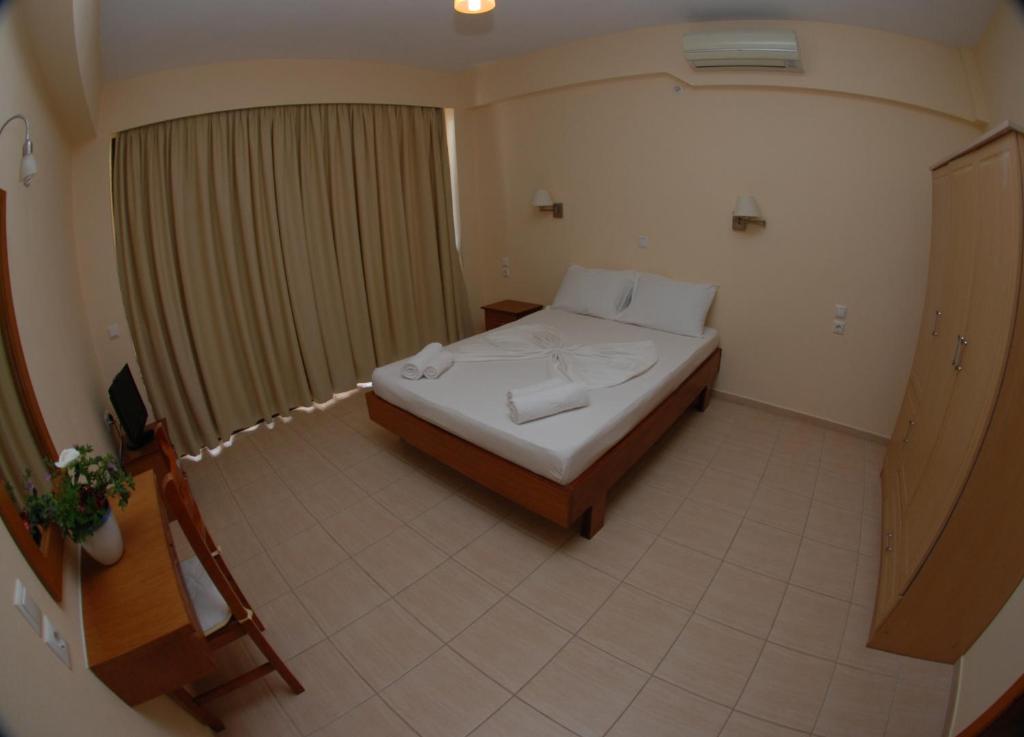 Postel nebo postele na pokoji v ubytování Nikos Hotel and Apartments