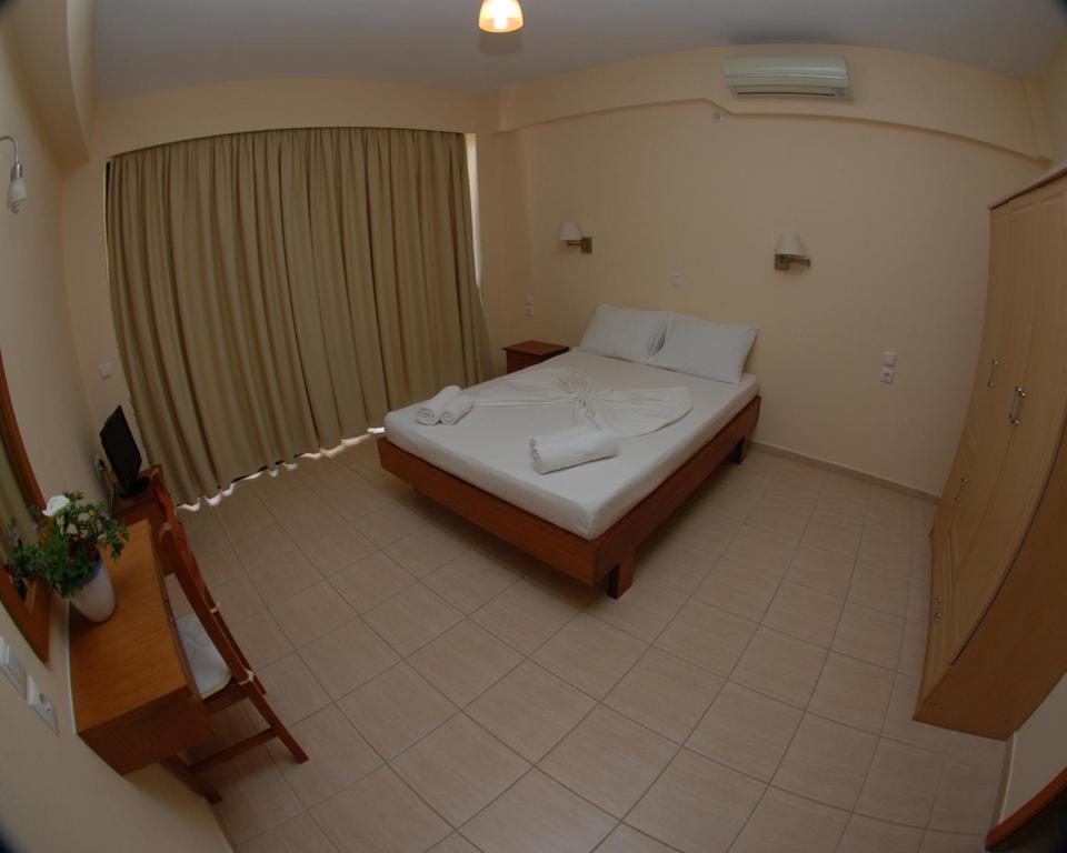 Postel nebo postele na pokoji v ubytování Nikos Hotel and Apartments