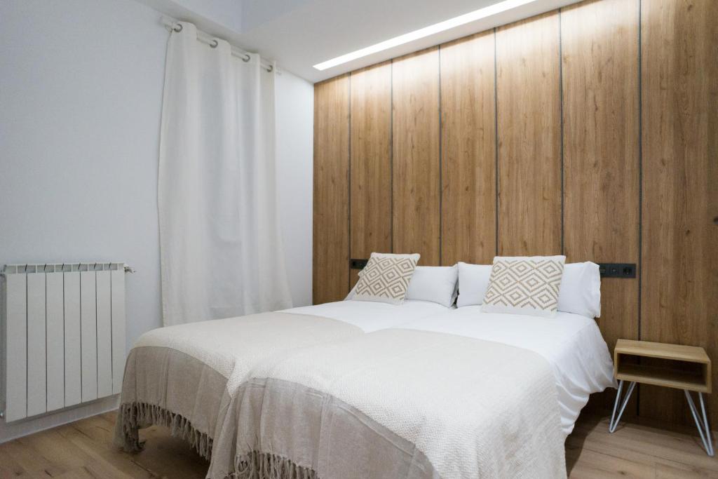Postel nebo postele na pokoji v ubytování Cantabric Plaza / Iberorent Apartments
