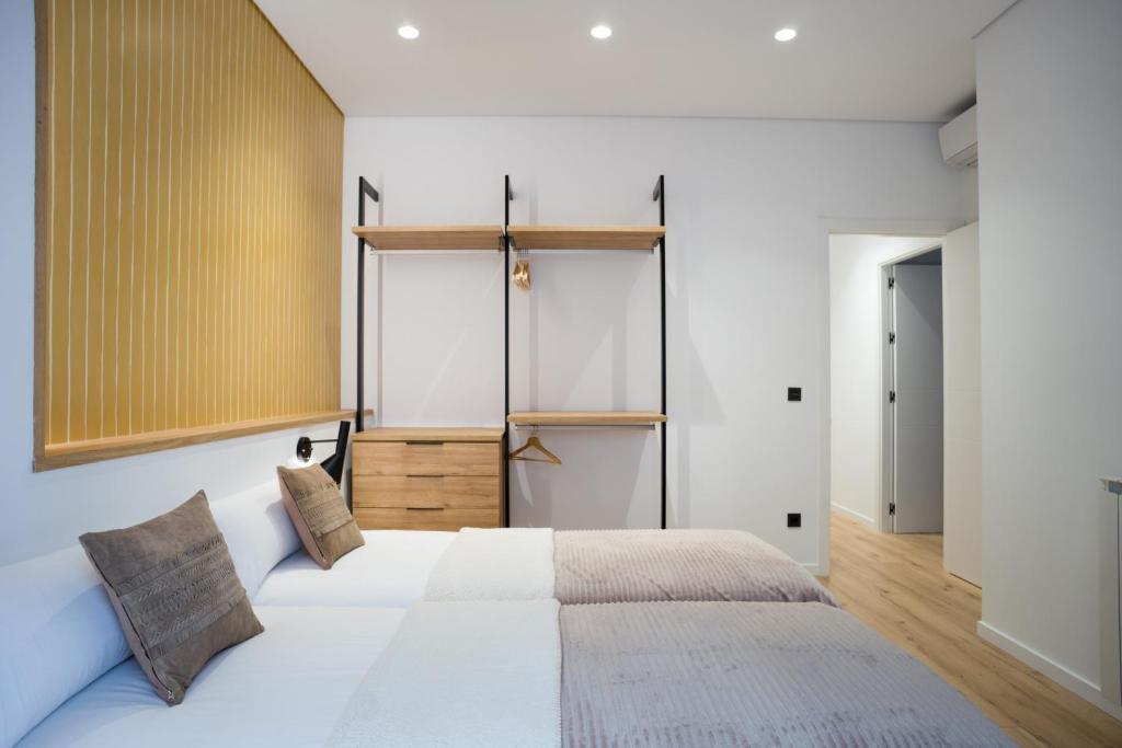 Postel nebo postele na pokoji v ubytování Cantabric Plaza / Iberorent Apartments