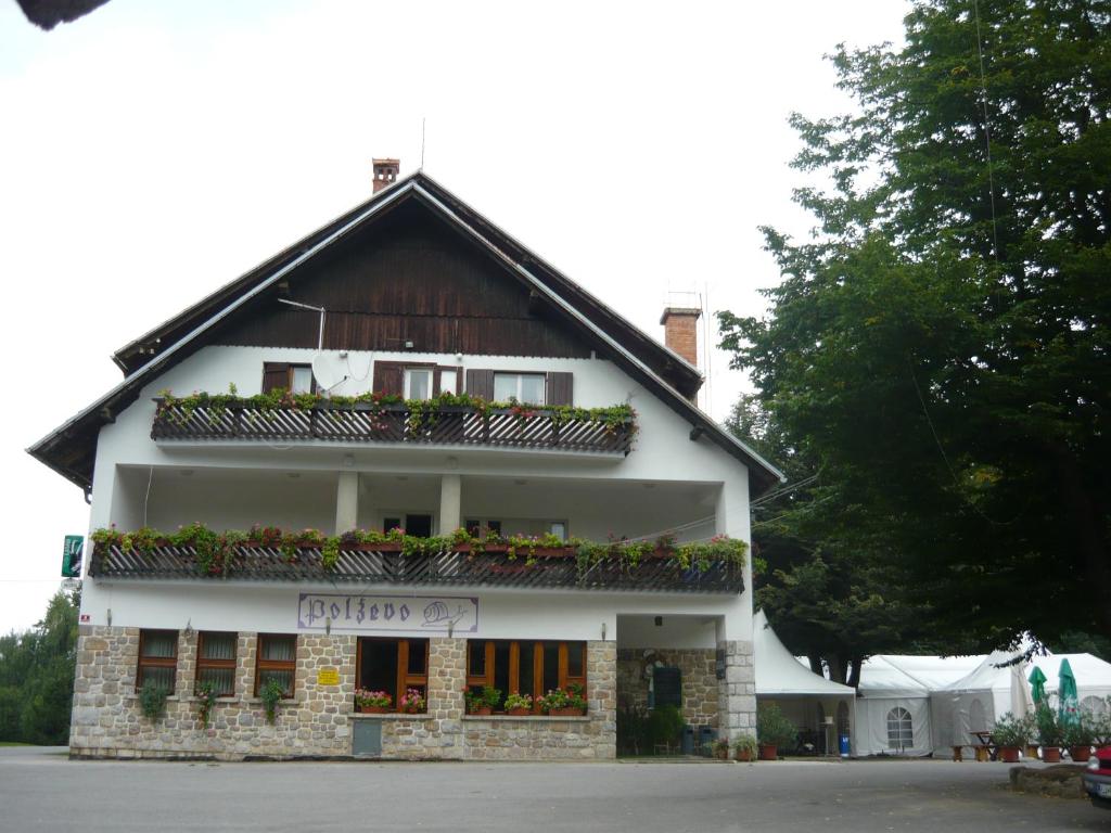 ein weißes Gebäude mit nebenstehenden Pflanzen in der Unterkunft POLŽEVO in Višnja Gora