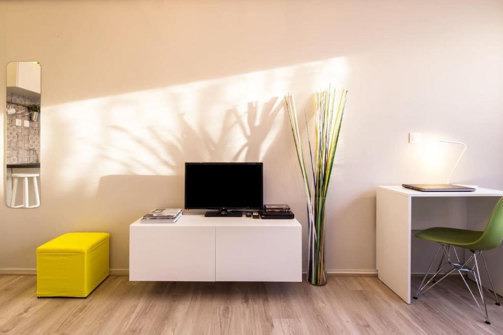 Televízia a/alebo spoločenská miestnosť v ubytovaní Treat yourself w. this central City-break studio!